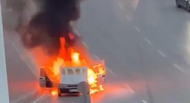 Adana'da yanan otomobil demir yığınına döndü
