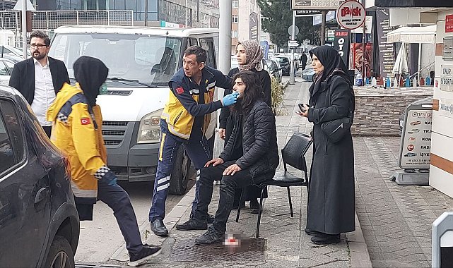 Adliye önü karıştı: Davalık olan aileler birbirlerine girdi, 2 kişi bıçaklandı