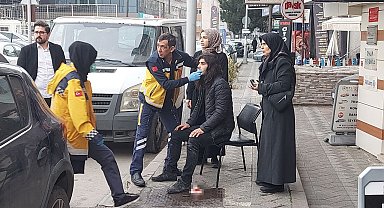 Adliye önü karıştı: Davalık olan aileler birbirlerine girdi, 2 kişi bıçaklandı