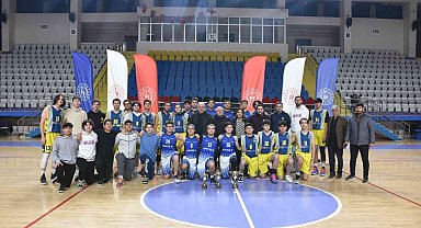 Afyon Yıldızları kupayı aldı