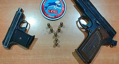 Afyonkarahisar'da galericinin üzerinden iki adet ruhsatsız tabanca çıktı