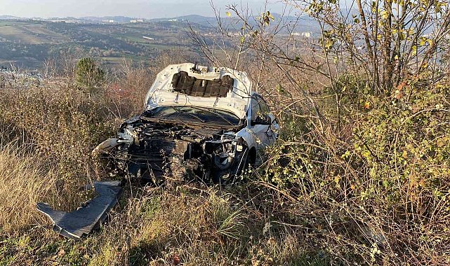 Ağaca çarparak 10 metre sürüklenen otomobil çalılık alana savruldu, bir kişi yaralandı