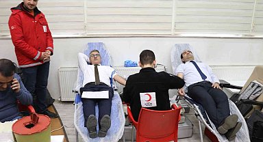 Ağrı Tarım ve Orman Müdürü Engin Kızılay'a kan bağışında bulundu