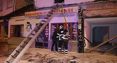 Ahşap ev alev topuna döndü, komşular sesi havai fişek sandı
