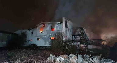 Ahşap hediyelik eşya atölyesi alev alev yandı, dumanlar gökyüzünü kapladı