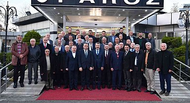 AK Partili eski belediye başkanları yemekte bir araya geldi