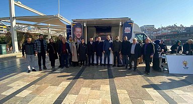AK Partili yöneticiler kent meydanında vatandaşlarla buluştu