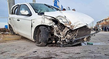 Aksaray'da tır otomobil ile çarpıştı: 5 yaralı