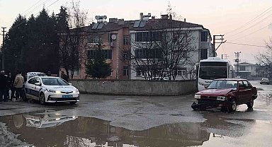 Akyazı'da iki otomobil çarpıştı: 1 yaralı