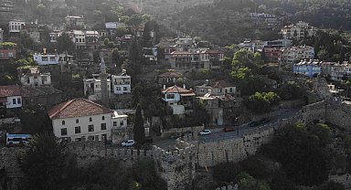 Alanya Kalesi'nin surlarıyla çevrili evler kendine has özellikleriyle mest ediyor