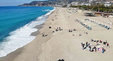 Alanya'da Ocak ayının güneşli havasında deniz keyfi yaşadılar
