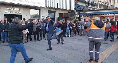 Alaşehirli işçiler maaş zammını oynayarak kutladı