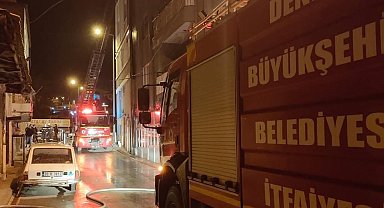 Alevlere teslim olan çatı korku dolu anlar yaşattı