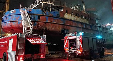 Altınova Tersaneler Bölgesi'nde gemi yangını: 3 kişi dumandan etkilendi