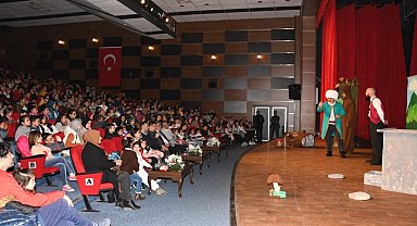 Amasya Belediyesi'nden karne hediyesi tiyatro