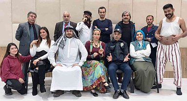 Amatör tiyatro topluluğu "Al Gözüm Seyreyle"yi sahneliyor