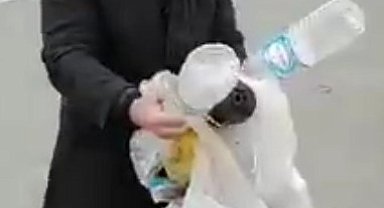 Ana yol kenarındaki çöpleri topladı, vatandaşa çağrıda bulundu