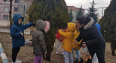 Anaokulu öğrencileri sokak hayvanlarının yem ve su ihtiyacını karşıladı