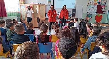 Anaokulu öğrencilerinden Kızılay'a kırtasiye malzemesi desteği