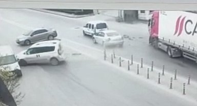 Anayolda dönüş yapmaya çalıştı, zincirleme kazaya yol açtı