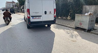 Aniden hareket eden minibüs motosiklete çarptı
