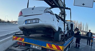 Ankara'da kontrolden çıkan otomobil karşı şeride uçtu: 1'i ağır 3 yaralı