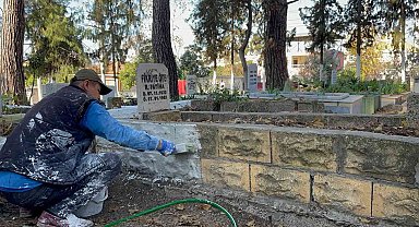 Anne ve ağabeyinin mezarının bulunduğu kabristanda gönüllü temizlik yapıyor
