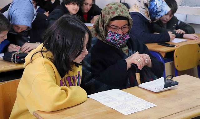 Anneanneler torunlarıyla aynı sırada sınava girdi