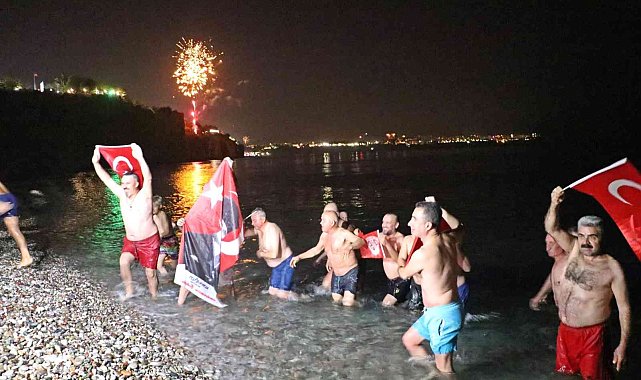 Antalya'da 2023'ü denize girerek karşıladılar