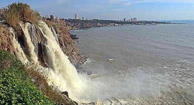 Antalya'da 3 gün aralıksız süren yağış, dünyaca ünlü şelaleyi çamur rengine bürüdü