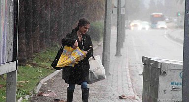 Antalya'da dalgalar falezleri dövdü, denizin rengi değişti