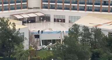 Antalya'da hortum 5 yıldızlı otelin çatı kaplamasını uçurdu