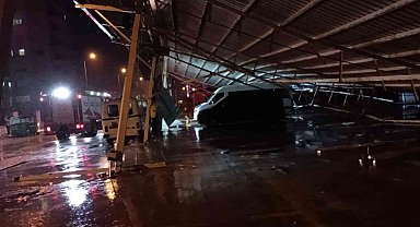 Antalya'da kapalı pazar yerinin çatısı fırtına nedeniyle çöktü