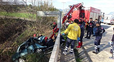 Antalya'da köprü demirine çarpan otomobilde can pazarı