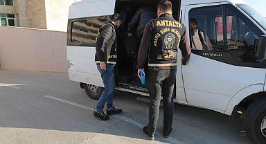 Antalya'da toplam 84 yıl hapis cezasıyla aranan 5 firari yakalandı