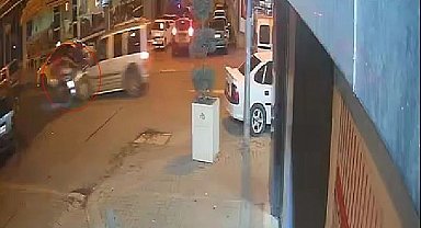 Arabanın ters yönden çıkan motosikletliye çarpıp fırlattığı anlar kameraya yansıdı