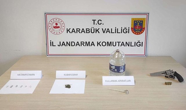 Araçtaki uyuşturucu partisi, jandarmaya yakalanınca bitti