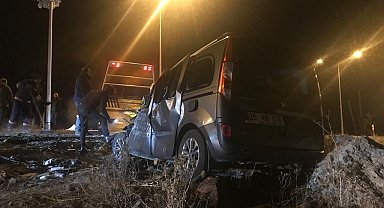 Ardahan'da otomobilin kamyonete çarpma anı kamerada