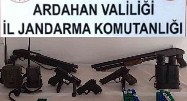 Ardahan'da ruhsatsız tabanca ve foto kapan ele geçirildi