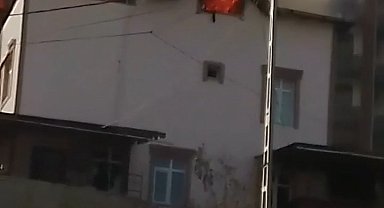 Ardanuç'ta 2 katlı binada yangın çıktı