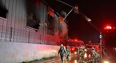 Arnavutköy'de 10 bin metrekarelik fabrika kül oldu