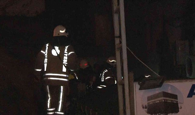 Arnavutköy'de gece saatlerinde aile sağlığı merkezi yanında trafo yandı