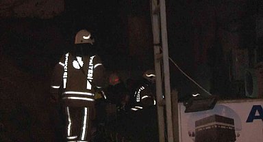 Arnavutköy'de gece saatlerinde aile sağlığı merkezi yanında trafo yandı