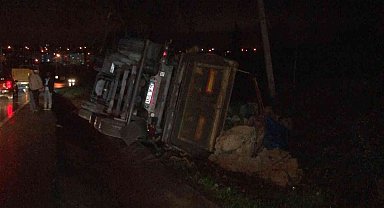 Arnavutköy'de hafriyat kamyonu devrildi
