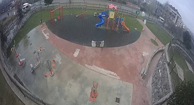 Arnavutköy'de kazaya karışan hafif ticari araç, çayırlık alana uçtu