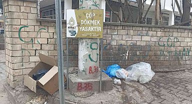 Artuklu Belediyesi sokağa çöp konteyneri bırakmak yerine tabela asmayı seçti