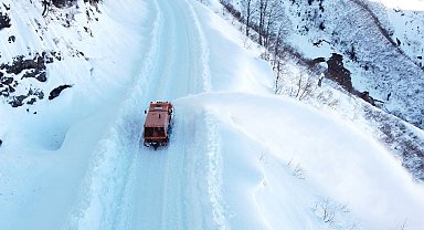 Artvin'de kar kalınlığı 1,5 metreyi bulan Camili yolu ulaşıma açıldı