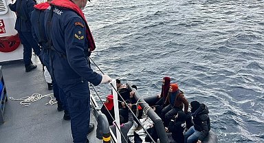 Ayvacık açıklarında Yunan unsurlarınca ölüme terk edilen 12 kaçak göçmen kurtarıldı