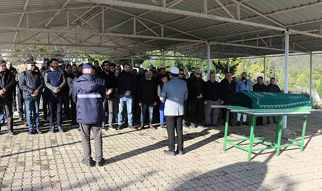 Baba olduktan 10 saat sonra hayatını kaybeden sevilen okul müdürü toprağa verildi