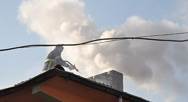 Bacada çıkan yangın itfaiye ekiplerini harekete geçirdi